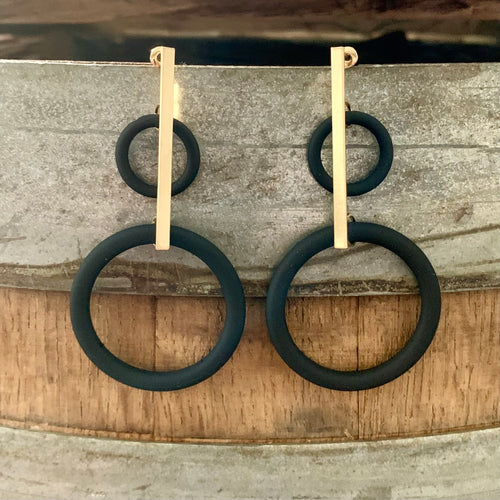 Lightweight double ring with gold blend post earrings.